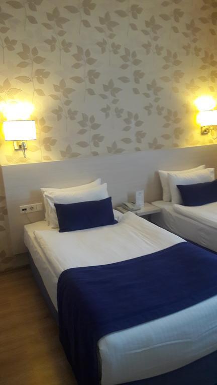 Walk In Hotel Izmir Bagian luar foto