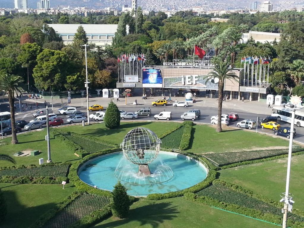 Walk In Hotel Izmir Bagian luar foto